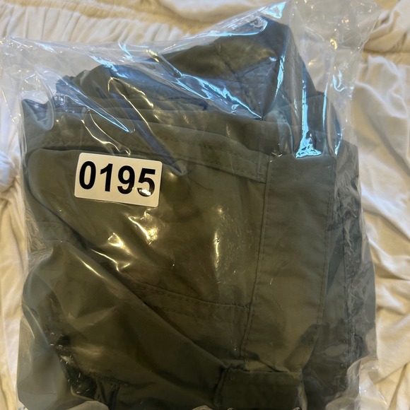 Magellan Outdoors Mens XL Convertible Cargo Pants Zip Off Legs Olive Green Fish - Picture 7 of 7